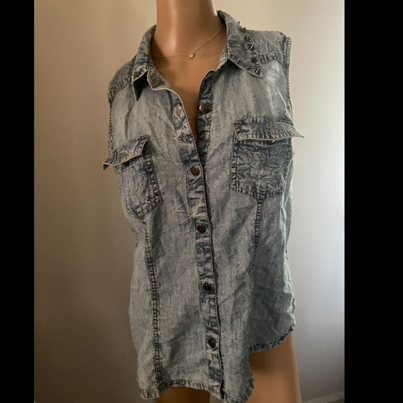 Collar studded sleeveless button down shirt with pockets - Picture 2 of 10